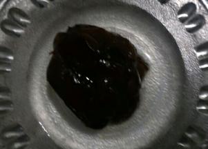 首先把枣蓉放入清水中