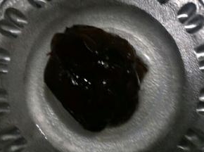 首先把枣蓉放入清水中