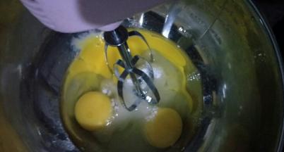 鸡蛋和糖放入无水无油的打蛋盆中，先慢速后快速打发