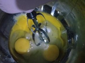 鸡蛋和糖放入无水无油的打蛋盆中，先慢速后快速打发