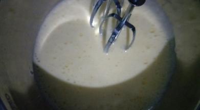 打发至鸡蛋液膨胀到原来的1.5倍，鸡蛋液微微发白，时间大约为3~4分钟(这里讲一下，鸡蛋是常温鸡蛋，如果是冬天请隔温水打发，鸡蛋液的温度最好是35~40度左右，最高不要超过40度)