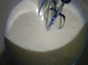 打发至鸡蛋液膨胀到原来的1.5倍，鸡蛋液微微发白，时间大约为3~4分钟(这里讲一下，鸡蛋是常温鸡蛋，如果是冬天请隔温水打发，鸡蛋液的温度最好是35~40度左右，最高不要超过40度)