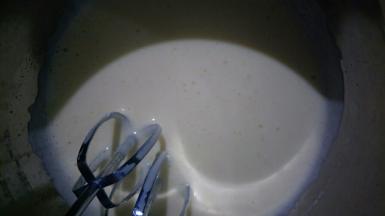 再用手持电动打蛋器慢速打一分钟左右，使鸡蛋液细腻