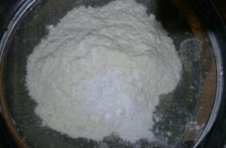 筛入低筋面粉，泡打粉，小苏打