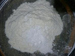 筛入低筋面粉，泡打粉，小苏打