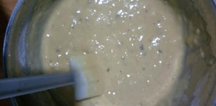 用刮刀翻拌均匀