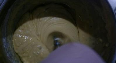 用手持电动打蛋器中速搅拌均匀