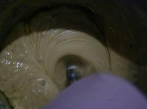 用手持电动打蛋器中速搅拌均匀