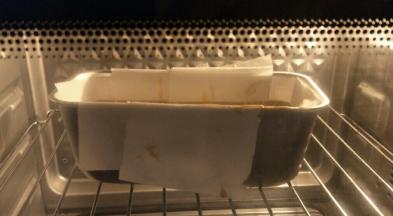 放入预热好的烤箱，大约需要烤45~55分钟左右(时间到后，用竹签扎一下内部，如果竹签干净就是熟了。如果竹签有蛋糕渣带出，就需要再烤一会。中途上色过深请加盖锡纸)