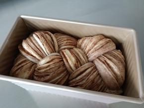 发酵至9分满，盖上盖子，烤箱180度上下火，中下层烤45分钟左右