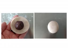 先做莱德的头，包入豆沙馅，也可以包入其他你喜欢的馅料，收口向下，揉圆，稍微整理一下成椭圆