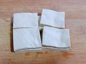 将豆腐切小块，可以根据个人喜欢切形状！