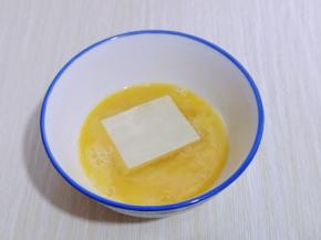 鸡蛋敲碗里，加入盐，用筷子打散。把切好的豆腐放入蛋液中，使豆腐裹满蛋液。