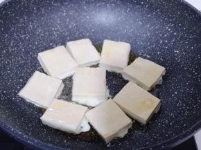 起油锅，依次加入裹满蛋液的豆腐，