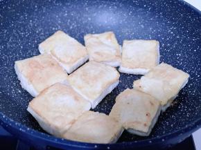 中小火煎制两面金黄。