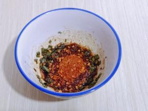 准备料汁，加入生抽，葱花，辣椒粉，再加入半碗纯净水调开！