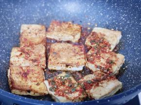 豆腐煎两面金黄后，将调味汁倒入锅中，大火收汤即可出锅！