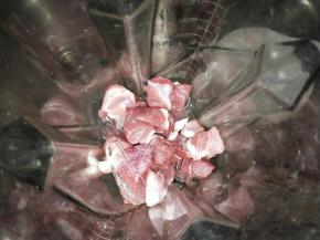 瘦肉切块加盐、胡椒粉和80克冰水打至细腻，放冰箱冷藏半小时备用【可以去清理厨房去了】