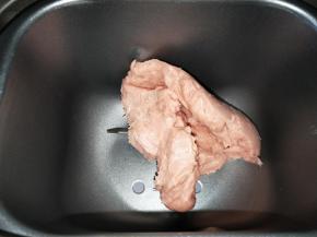 将肉泥倒入面包机，启动自定义揉面模式30分钟左右
