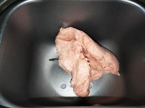 将肉泥倒入面包机，启动自定义揉面模式30分钟左右
