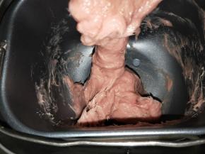 打好的肉泥是有弹性，拍起来啪啪响