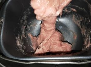 打好的肉泥是有弹性，拍起来啪啪响