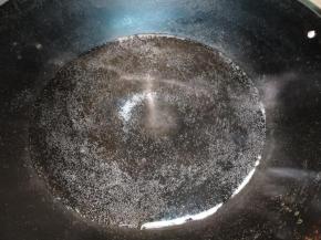 锅里烧一锅水，起泡后关最小火