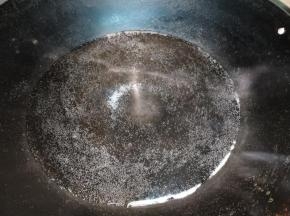 锅里烧一锅水，起泡后关最小火