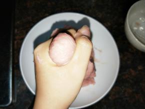 挤入丸子【建议剔去肉筋，我懒直接使用了，后期挤丸子总是带肉尾巴不好看】