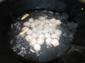放入两姜片去腥，待丸子全部浮起来后，转中火烧开煮1分钟左右即可