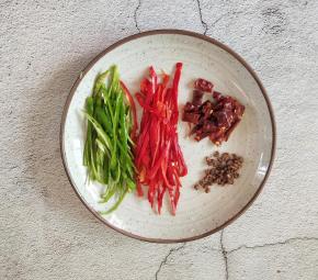 土豆浸泡的时间里，我们把青红椒切成丝，干辣椒切成段。