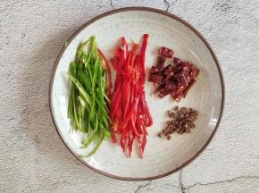 土豆浸泡的时间里，我们把青红椒切成丝，干辣椒切成段。