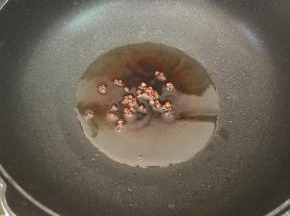热锅凉油下花椒煸香，再把花椒捞去不用。