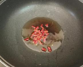 下干辣椒段煸香