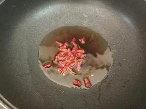 下干辣椒段煸香