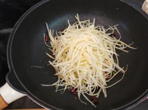 下沥水的土豆丝翻匀