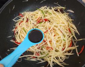 加入生抽和盐调味。