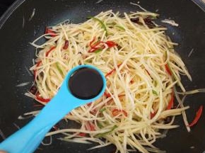 加入生抽和盐调味。