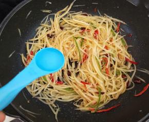 出锅前再放第三勺醋，快速炒勺，这道酸辣土豆丝就做好了