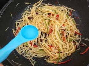 出锅前再放第三勺醋，快速炒勺，这道酸辣土豆丝就做好了
