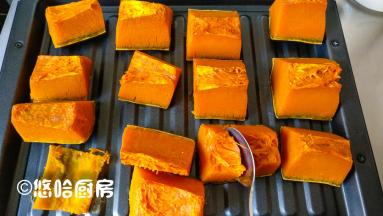 南瓜洗净切大块，放入烤盘中，烤箱预热210度，烘烤20分钟。