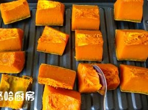 南瓜洗净切大块，放入烤盘中，烤箱预热210度，烘烤20分钟。