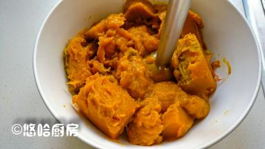 烤熟的南瓜去皮取肉，用搅拌棒搅打成泥。