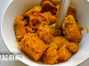 烤熟的南瓜去皮取肉，用搅拌棒搅打成泥。