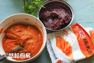 准备糯米粉、豆沙馅，南瓜泥用250克。