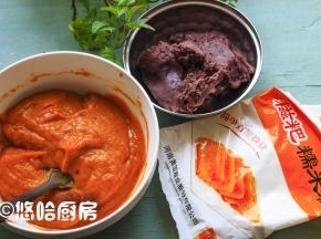 准备糯米粉、豆沙馅，南瓜泥用250克。
