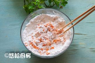 250克糯米粉中加入南瓜泥，小编用的南瓜泥水分比较少，用了250克，没有加水，先用筷子搅拌成絮状。
