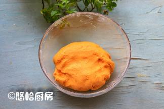 再下手揉成稍软一点的面团。南瓜泥的用量要根据水分大小来定哈，水多了加面，面多了加水。