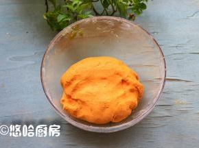 再下手揉成稍软一点的面团。南瓜泥的用量要根据水分大小来定哈，水多了加面，面多了加水。