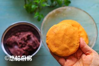 用手抓一块面团，捏成圆形，包入适量的豆沙馅，捏紧收口，再压扁成小饼状。